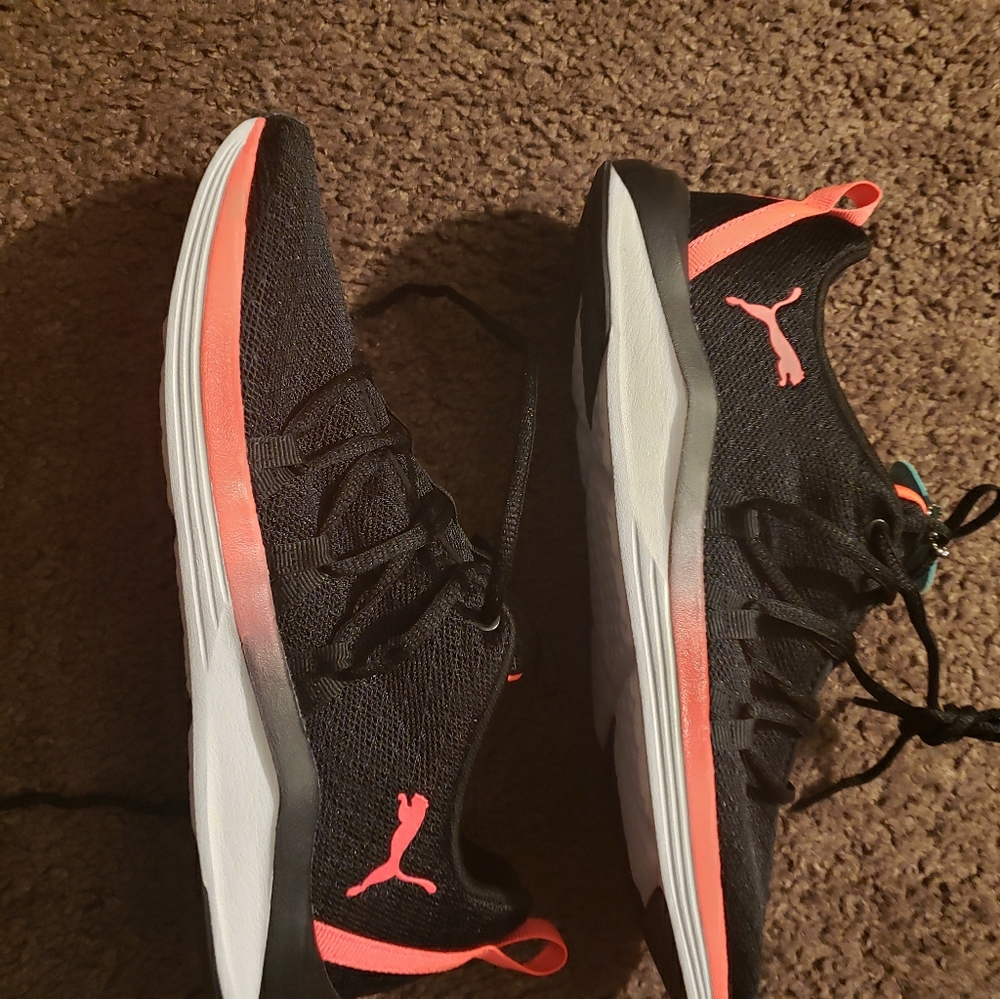 Brand new never worn . Womens size 10 pumas